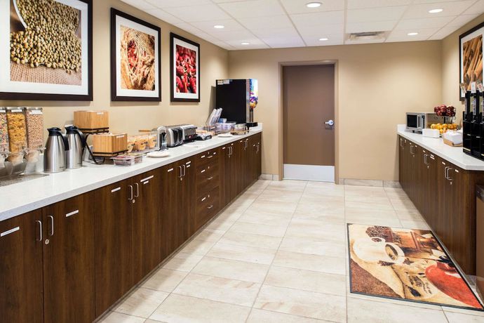 Imagen del bar/restaurante del Hotel Microtel Inn And Suites By Wyndham Red Deer. Foto 1