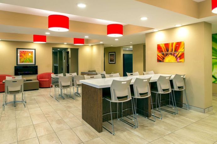 Imagen del bar/restaurante del Hotel Microtel Inn And Suites By Wyndham Red Deer. Foto 2