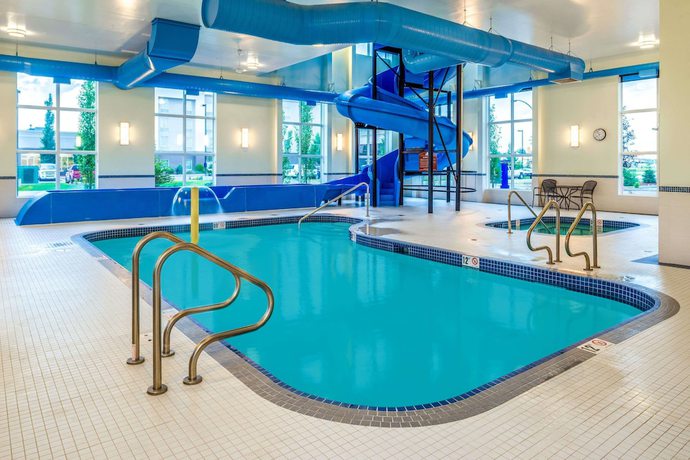 Imagen de la piscina del Hotel Microtel Inn And Suites By Wyndham Red Deer. Foto 20