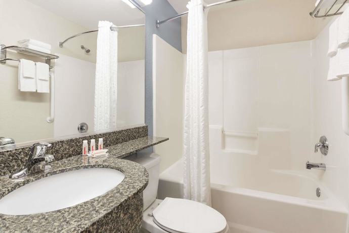 Imagen de la habitación del Hotel Microtel Inn And Suites By Wyndham Spring Hill/weeki Wachee. Foto 5