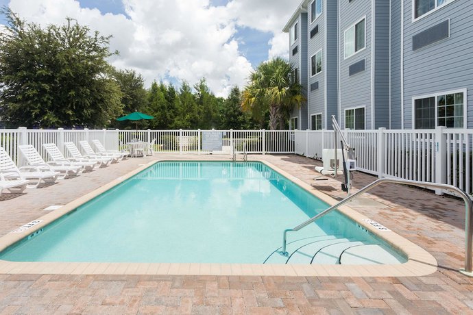 Imagen de la piscina del Hotel Microtel Inn And Suites By Wyndham Spring Hill/weeki Wachee. Foto 18