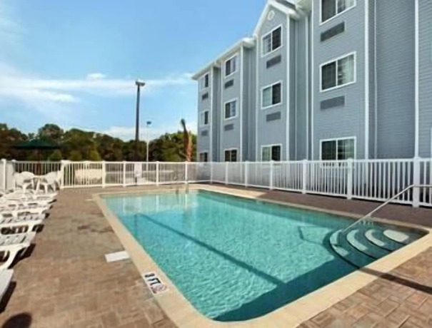 Imagen de la piscina del Hotel Microtel Inn And Suites By Wyndham Spring Hill/weeki Wachee. Foto 19