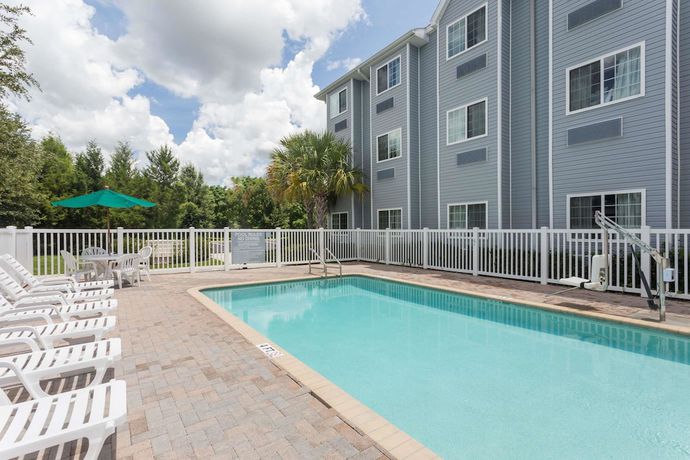 Imagen de la piscina del Hotel Microtel Inn And Suites By Wyndham Spring Hill/weeki Wachee. Foto 20