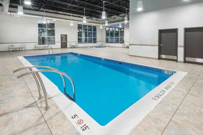 Imagen de la piscina del Hotel Microtel Inn And Suites By Wyndham Sudbury. Foto 19