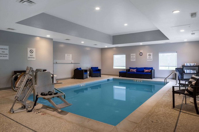 Imagen de la piscina del Hotel Microtel Inn And Suites By Wyndham Winchester. Foto 20