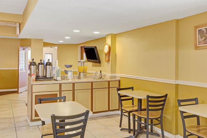Imagen del bar/restaurante del Hotel Microtel Inn By Wyndham Cornelius/lake Norman. Foto 4