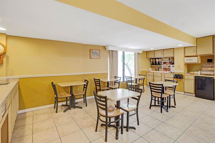 Imagen del bar/restaurante del Hotel Microtel Inn By Wyndham Cornelius/lake Norman. Foto 5
