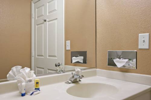Imagen de la habitación del Hotel Microtel Inn By Wyndham Mineral Wells/parkersburg. Foto 2