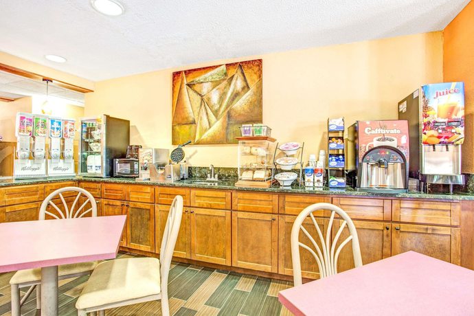 Imagen del bar/restaurante del Hotel Microtel Inn By Wyndham Newport News Airport. Foto 3