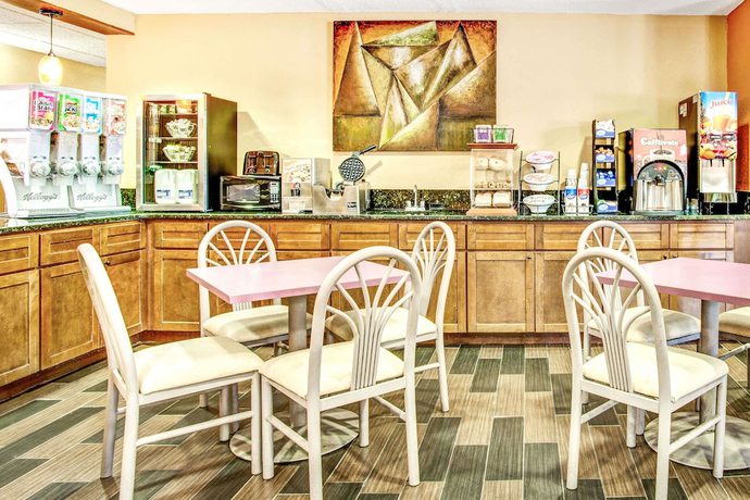 Imagen del bar/restaurante del Hotel Microtel Inn By Wyndham Newport News Airport. Foto 4