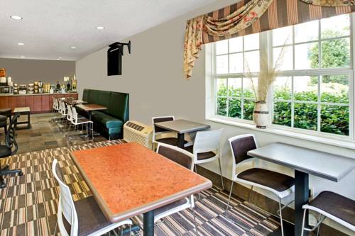 Imagen del bar/restaurante del Hotel Microtel Inn & Suites By Wyndham Cherokee. Foto 2