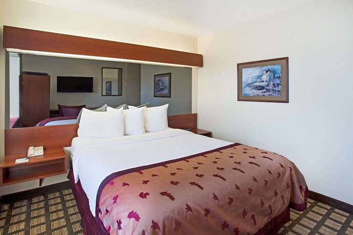Imagen de la habitación del Hotel Microtel Inn & Suites By Wyndham Holland. Foto 4