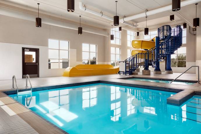 Imagen de la piscina del Hotel Microtel Inn & Suites By Wyndham Val-d Or. Foto 16