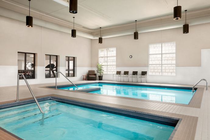 Imagen de la piscina del Hotel Microtel Inn & Suites By Wyndham Val-d Or. Foto 17