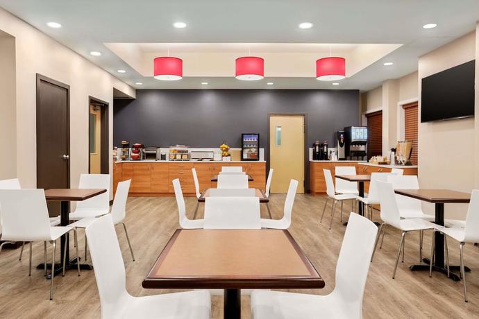 Imagen del bar/restaurante del Hotel Microtel Inn & Suites By Wyndham Val-d Or. Foto 4