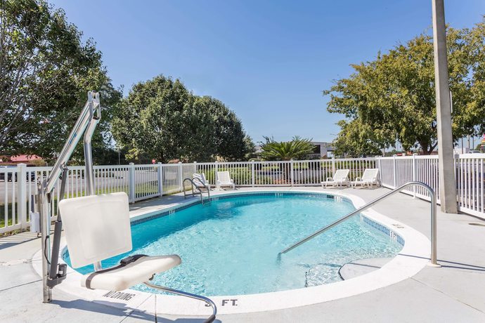 Imagen de la piscina del Hotel Microtel Inn & Suites Marianna. Foto 19