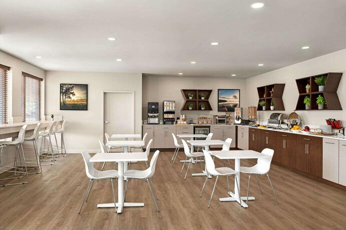 Imagen del bar/restaurante del Hotel Microtel Inn & Suites by Wyndham Antigonish. Foto 10