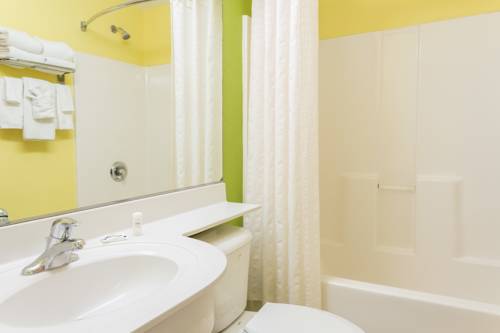 Imagen de la habitación del Hotel Microtel Inn & Suites by Wyndham Kingsland Naval Base I-95. Foto 12