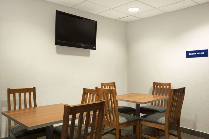 Imagen del bar/restaurante del Hotel Microtel Inn & Suites by Wyndham Louisville East. Foto 2