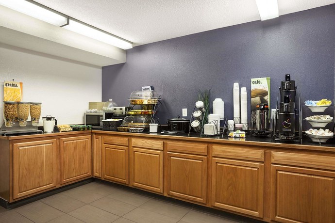 Imagen del bar/restaurante del Hotel Microtel Inn & Suites by Wyndham Louisville East. Foto 3