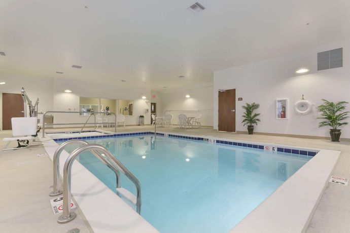 Imagen de la piscina del Hotel Microtel Inn & Suites by Wyndham Minot. Foto 19
