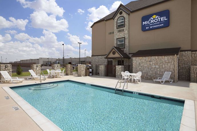 Imagen de la piscina del Hotel Microtel Inn & Suites by Wyndham Odessa. Foto 14