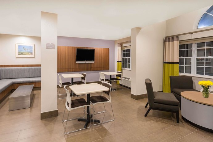 Imagen de los interiores del Hotel Microtel Inn & Suites by Wyndham Richmond Airport. Foto 16