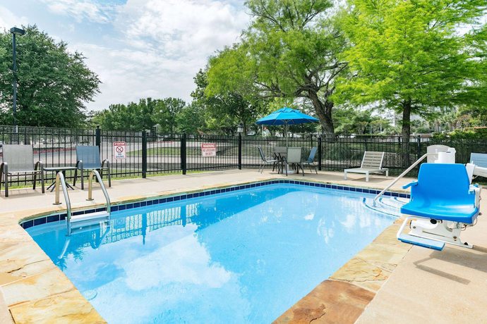 Imagen de la piscina del Hotel Microtel Inn and Suites By Wyndham Austin Airport. Foto 20