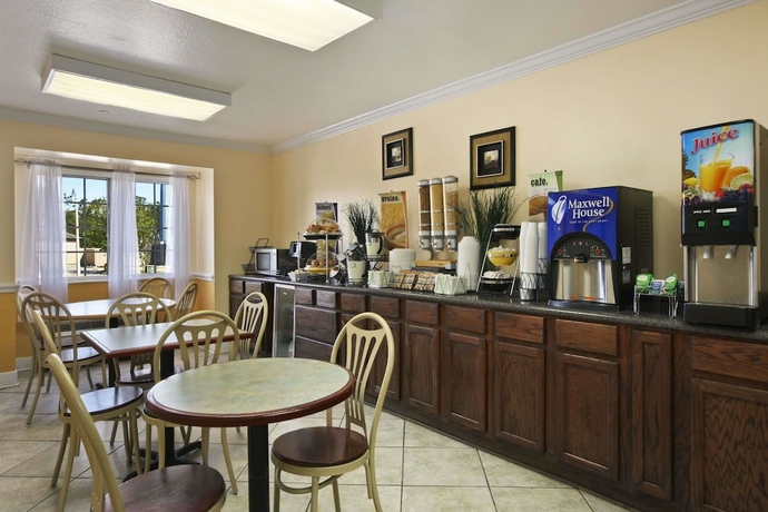 Imagen del bar/restaurante del Hotel Microtel Inn and Suites By Wyndham Baton Rouge. Foto 2