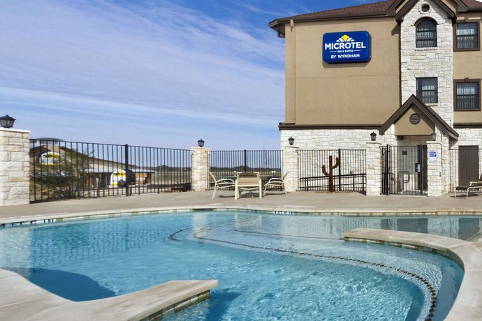 Imagen de la piscina del Hotel Microtel Inn and Suites By Wyndham Buda Austin South. Foto 20