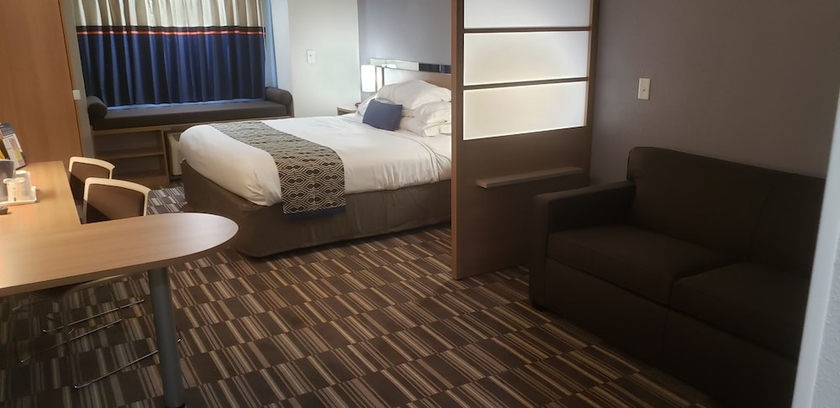 Imagen de la habitación del Hotel Microtel Inn and Suites By Wyndham Burlington. Foto 6