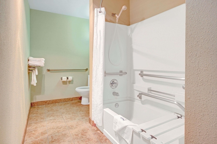 Imagen de la habitación del Hotel Microtel Inn and Suites By Wyndham Burlington. Foto 9