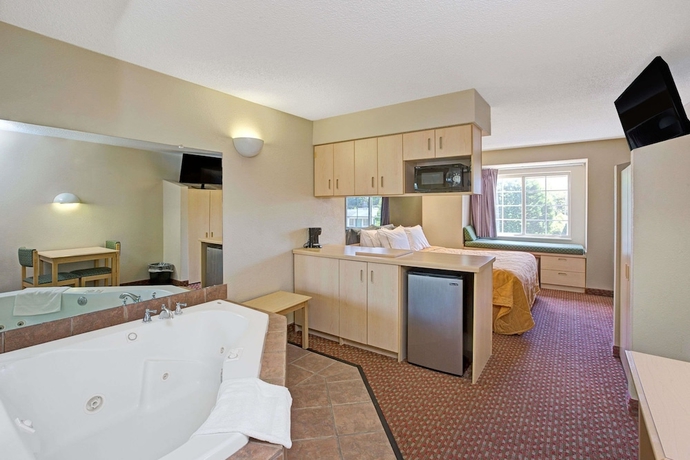 Imagen de la habitación del Hotel Microtel Inn and Suites By Wyndham Burlington. Foto 12