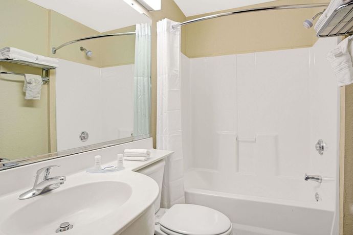 Imagen de la habitación del Hotel Microtel Inn and Suites By Wyndham Bushnell. Foto 4