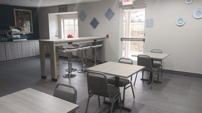 Imagen del bar/restaurante del Hotel Microtel Inn and Suites By Wyndham Florence/cincinnati Airport. Foto 8