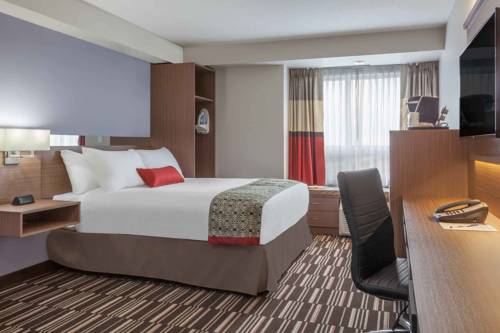Imagen de la habitación del Hotel Microtel Inn and Suites By Wyndham Fort Mcmurray. Foto 2