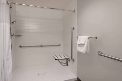 Imagen de la habitación del Hotel Microtel Inn and Suites By Wyndham Fort Mcmurray. Foto 3