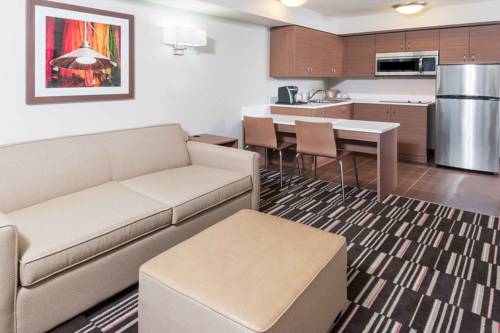 Imagen de la habitación del Hotel Microtel Inn and Suites By Wyndham Fort Mcmurray. Foto 6