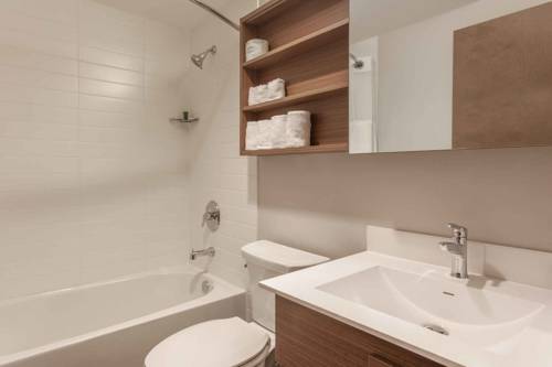 Imagen de la habitación del Hotel Microtel Inn and Suites By Wyndham Fort Mcmurray. Foto 11