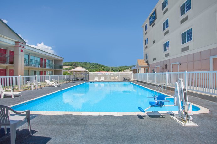 Imagen de la piscina del Hotel Microtel Inn and Suites By Wyndham Harrisonburg. Foto 20