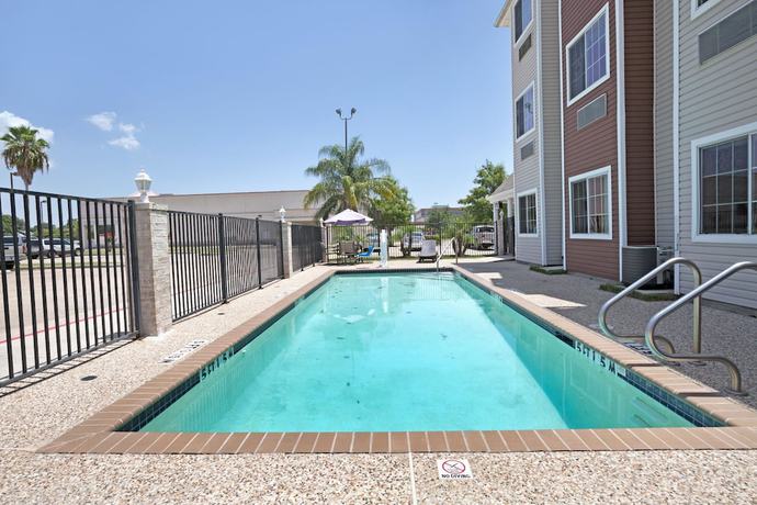 Imagen de la piscina del Hotel Microtel Inn and Suites By Wyndham Houston. Foto 19