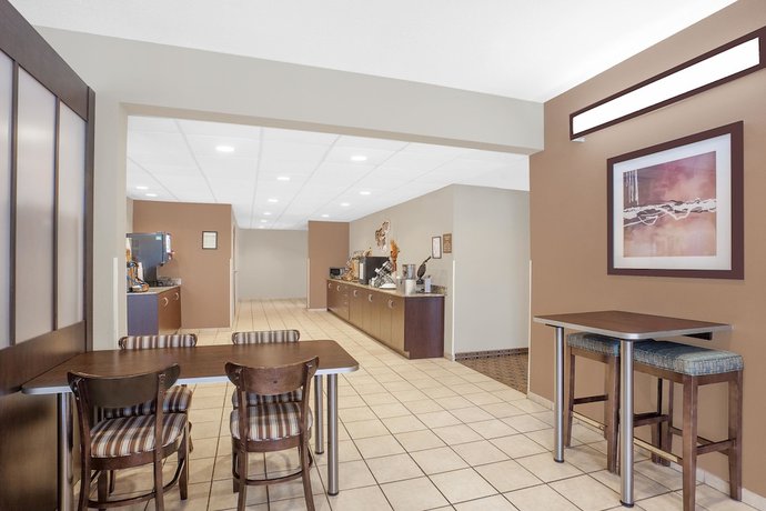 Imagen del bar/restaurante del Hotel Microtel Inn and Suites By Wyndham Manchester. Foto 2
