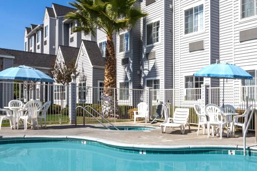 Imagen de la piscina del Hotel Microtel Inn and Suites By Wyndham Modesto Ceres. Foto 15