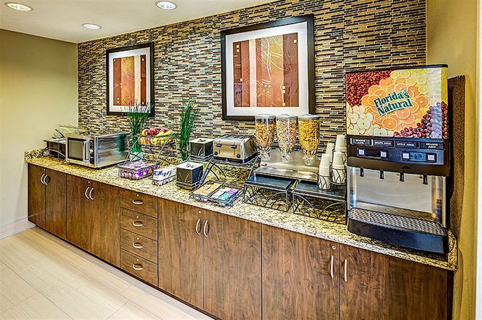 Imagen de los interiores del Hotel Microtel Inn and Suites By Wyndham North Canton. Foto 15