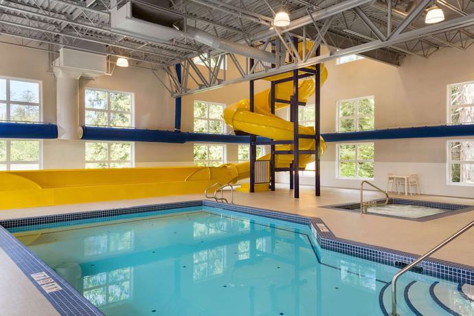 Imagen de la piscina del Hotel Microtel Inn and Suites By Wyndham Oyster Bay. Foto 20