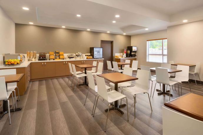 Imagen del bar/restaurante del Hotel Microtel Inn and Suites By Wyndham Oyster Bay. Foto 2