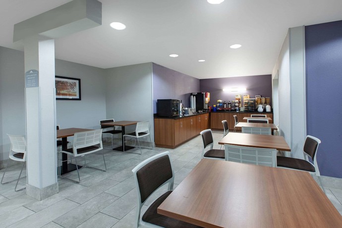 Imagen del bar/restaurante del Hotel Microtel Inn and Suites By Wyndham Pittsburgh Airport. Foto 1