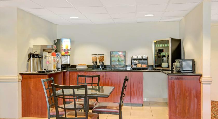 Imagen del bar/restaurante del Hotel Microtel Inn and Suites By Wyndham Raleigh. Foto 3