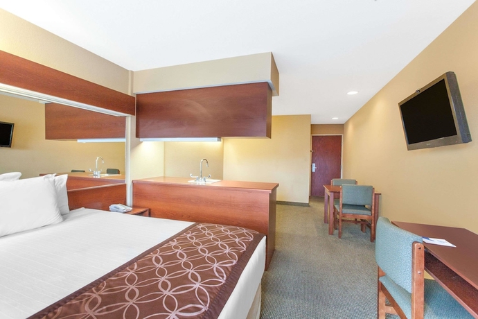 Imagen de la habitación del Hotel Microtel Inn and Suites By Wyndham Rogers. Foto 7