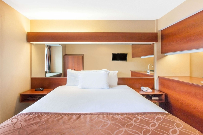Imagen de la habitación del Hotel Microtel Inn and Suites By Wyndham Rogers. Foto 8
